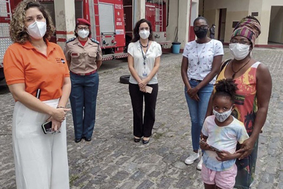 Bahiag&aacute;s participa de doa&ccedil;&atilde;o de kits para mulheres em estado de vulnerabilidade