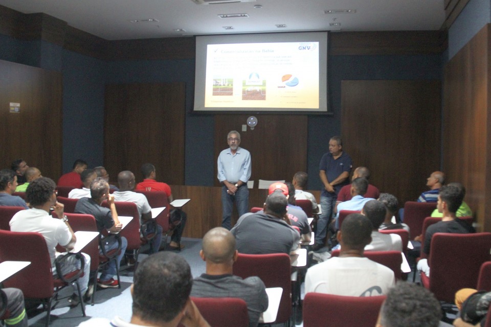 Bahiag&aacute;s e Sindicombust&iacute;veis capacitam 800 frentistas para abastecimento de GNV