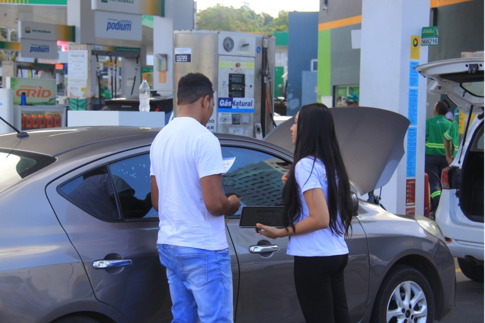 Bahiag&aacute;s e Sindicombust&iacute;veis fazem a&ccedil;&atilde;o com motoristas sobre seguran&ccedil;a no consumo de GNV