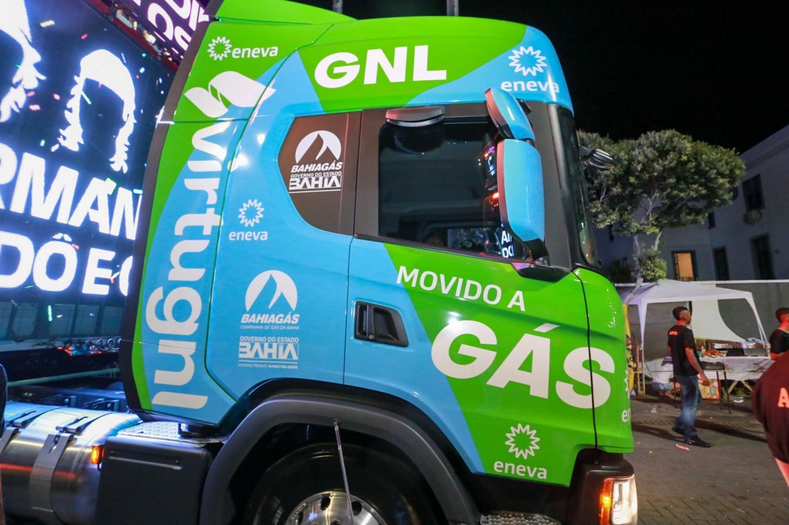 Trio el&eacute;trico movido a g&aacute;s natural faz hist&oacute;ria no Carnaval de Salvador